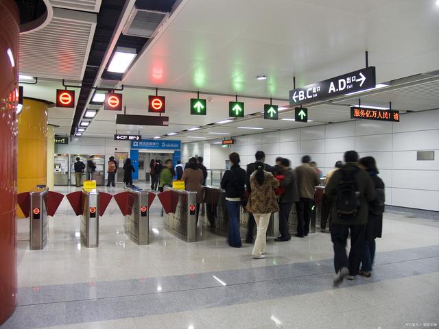 同样是一线城市，为何北京地铁亏73亿，深圳地铁却能赚110亿？