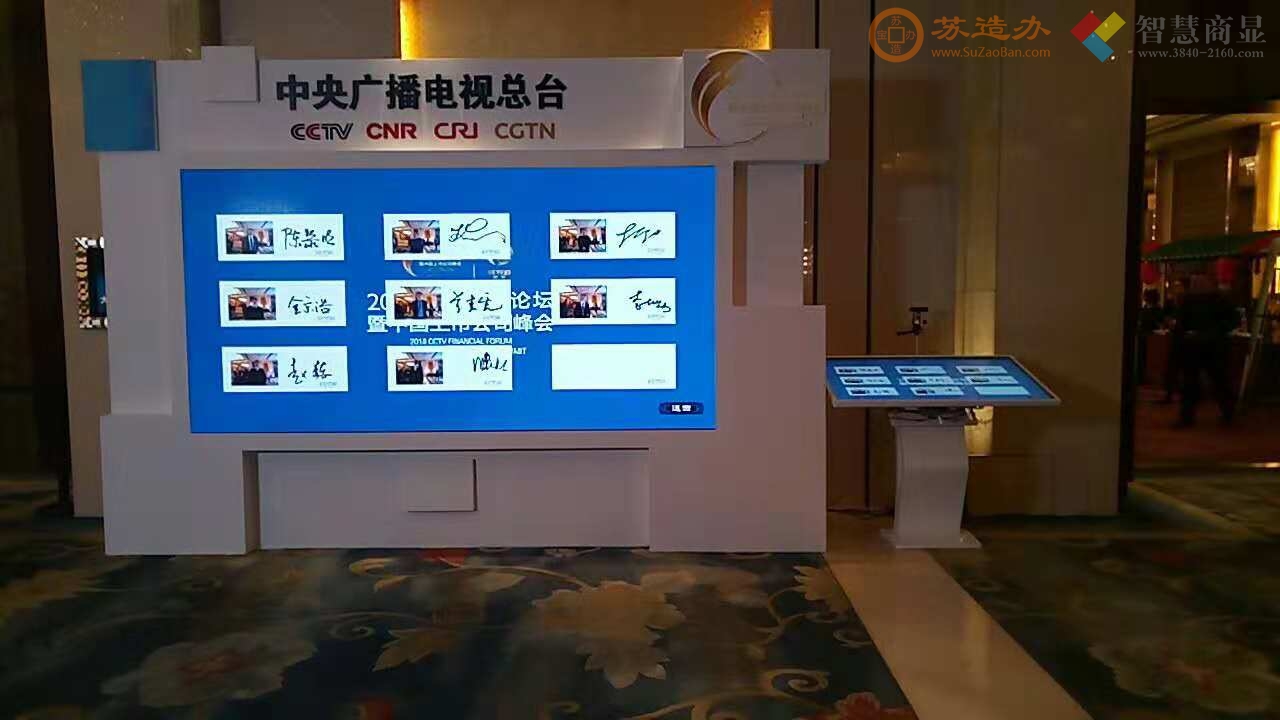 飞屏软件，点击小屏上存放的视频或图片，向屏幕各个边缘拖动后，即可伴随动效“飞”至另一台大屏上显示